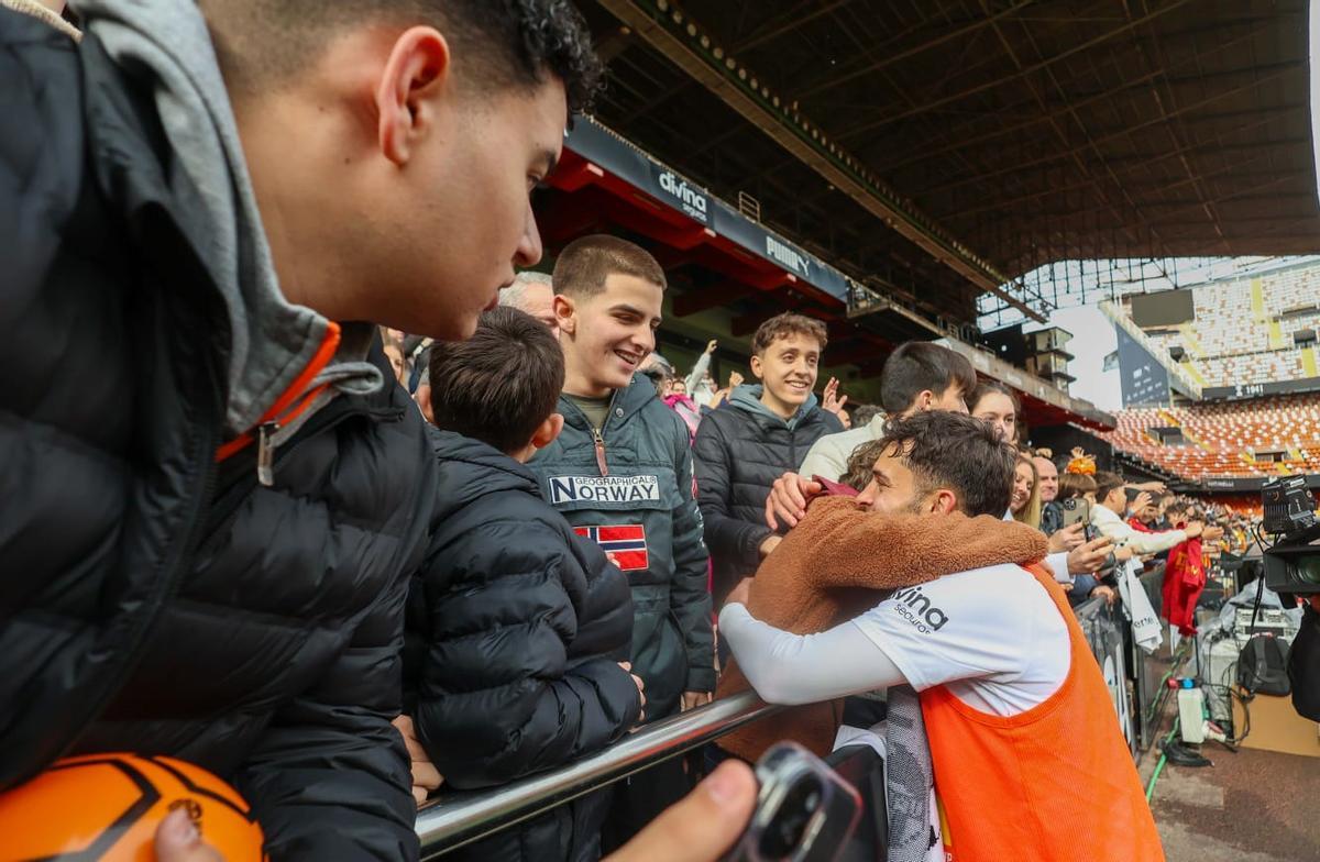 Búscate en las gradas de Mestalla durante el entrenamiento del Valencia CF