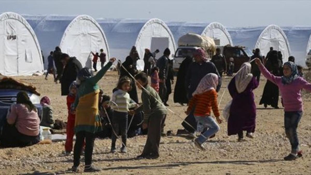 Niños sirios juegan en un campamento temporal para refugiados.