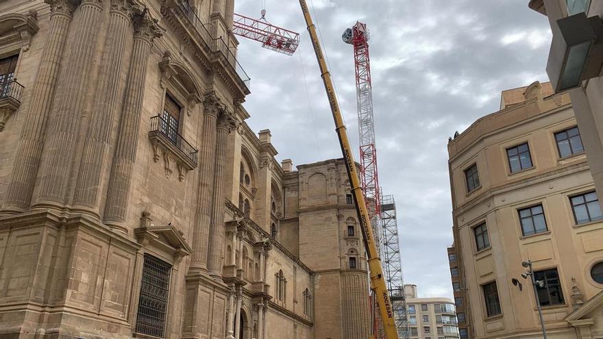 Instalan una grúa de 65 metros para hacer el tejado de la Catedral de Málaga