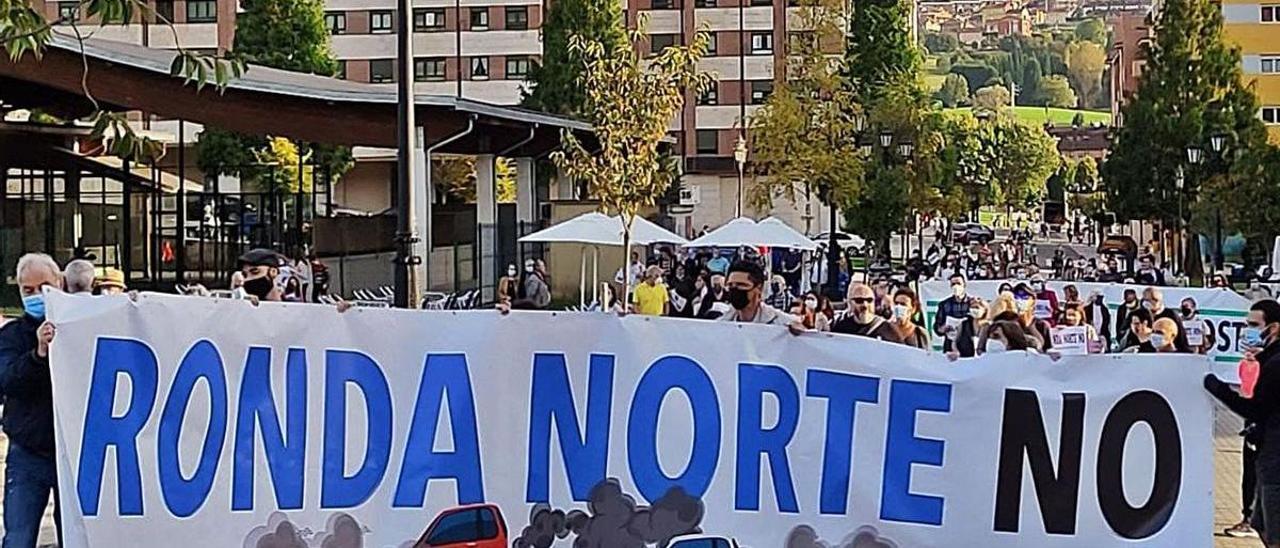 Manifestantes contra la Ronda Norte y el recinto ferial de La Florida. | LNE