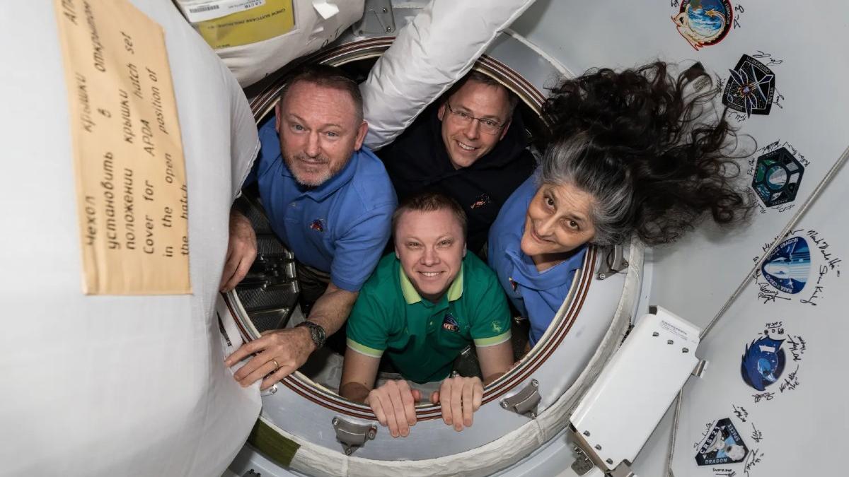 Los astronautas Butch Wilmore, Nick Hague, Suni Williams y Aleksandr Gorbunov, miembros de la Crew-10.