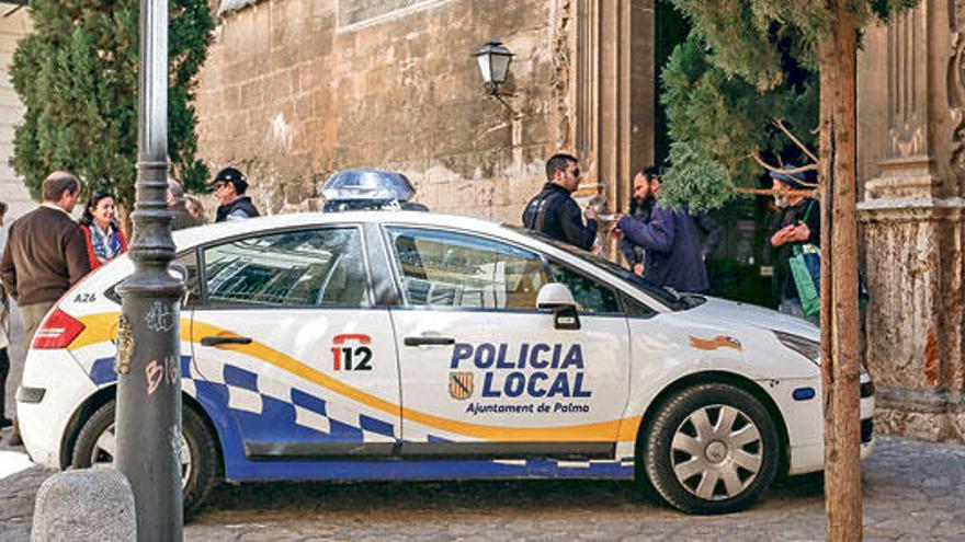 Policías identifican a los alborotadores, ayer a las puertas de la parroquia de Sant Jaume, en Palma.