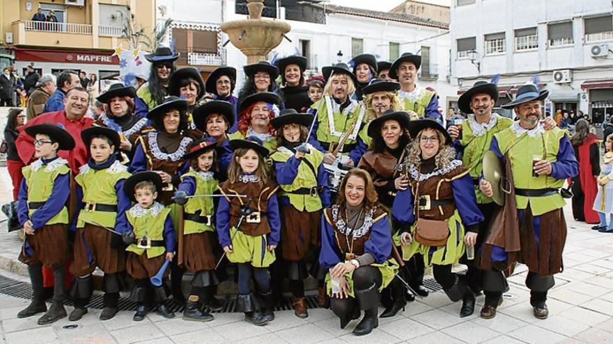 La plaza se llena de color y alegría con 18 grupos y 3 carrozas