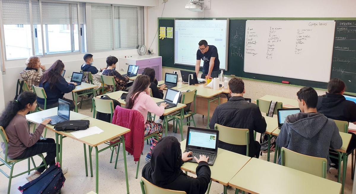 Alumnos del IES de Teis, en una clase solo con ordenadores.