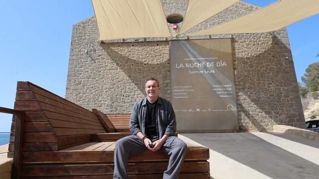 Lio Malca junto a la entrada de La Nave Salinas. | J.A.RIERA
