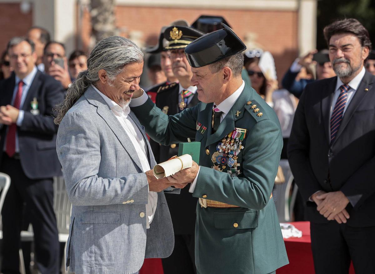La Guardia Civil de Alicante celebra en el Puerto el día de su Patrona con entrega de condecoraciones