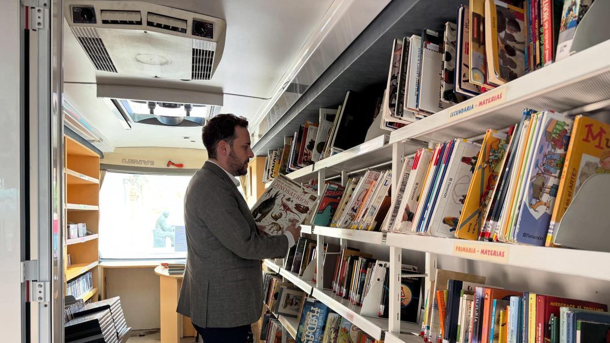 El presidente en funciones, Víctor López, visita el bibliobús.