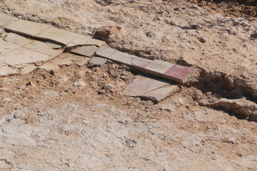 Visita de técnicos y ediles del gobierno local a la excavación del refugio