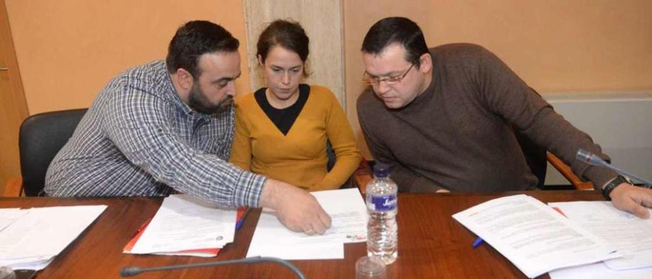 Miguel Alves (izquierda), con Jesús López y María Mosquera, en el pleno. // Noé Parga