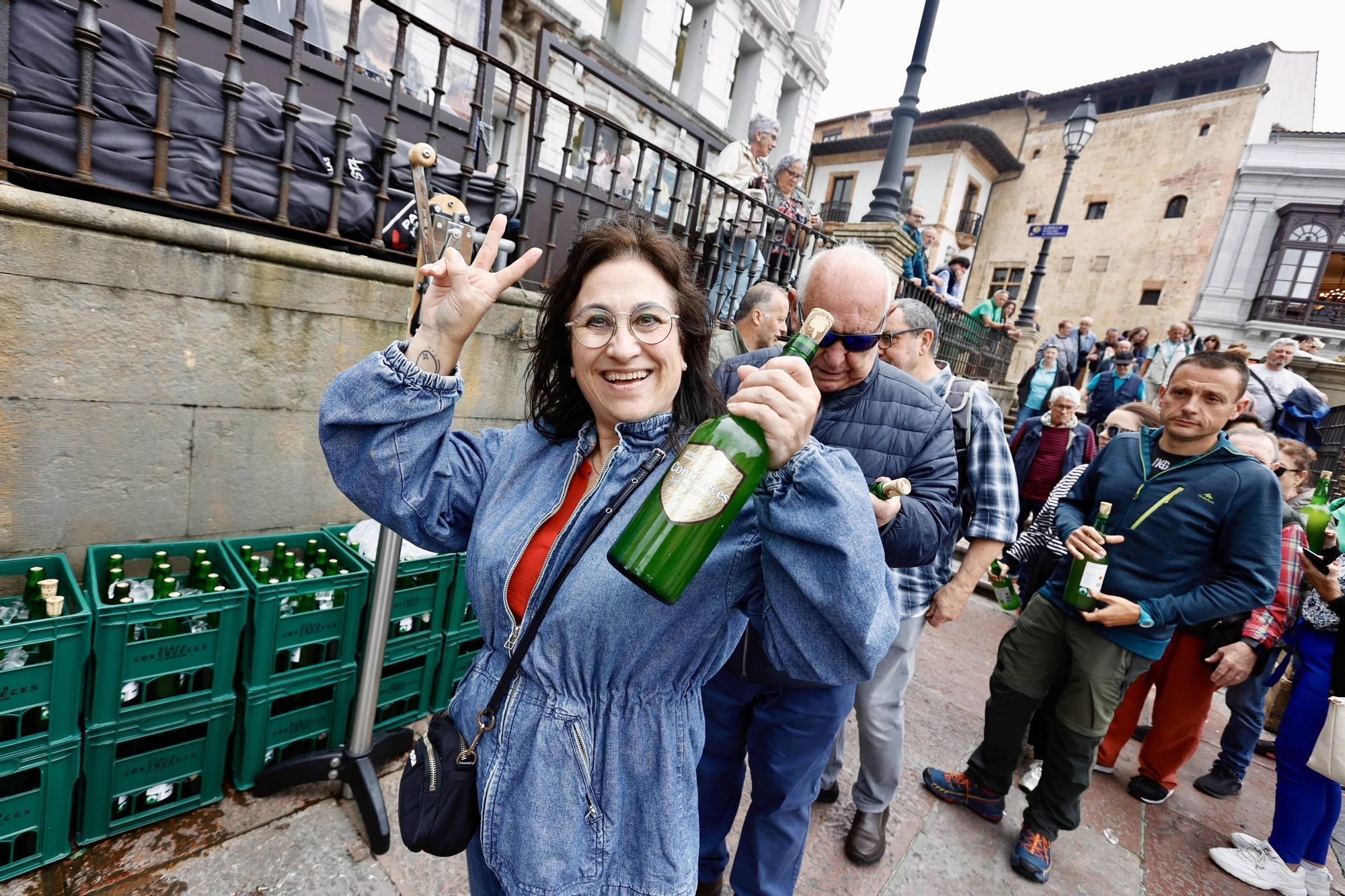 Cientos de brazos al aire junto a la Catedral de Oviedo para que la sidra sea patrimonio de la humanidad