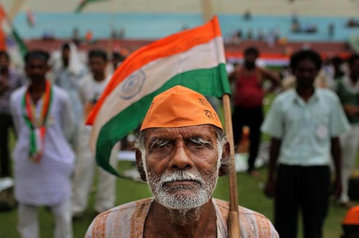Un home gran aguanta una bandera de l’Índia durant una manifestació de protesta contra la corrupció a Nova Delhi. L’Índia celebra el 15 d’agost la independència respecte de la Gran Bretanya.