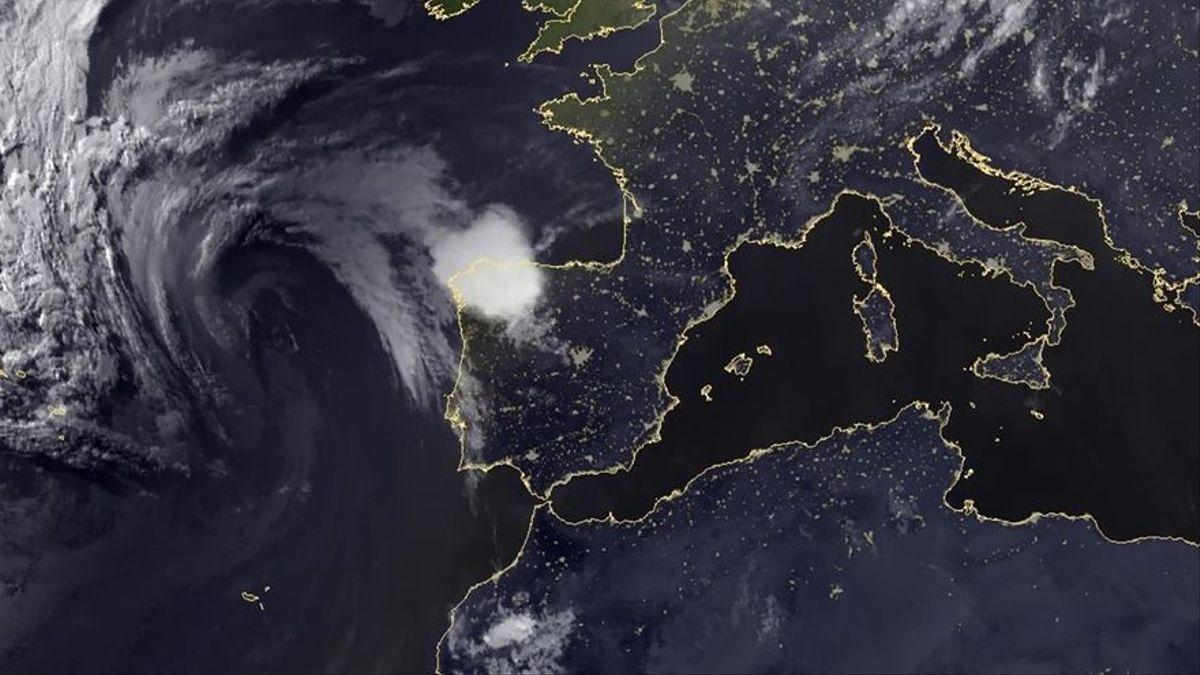 De la ola de calor al diluvio: así se genera una tormenta de verano gigante como la de Galicia.