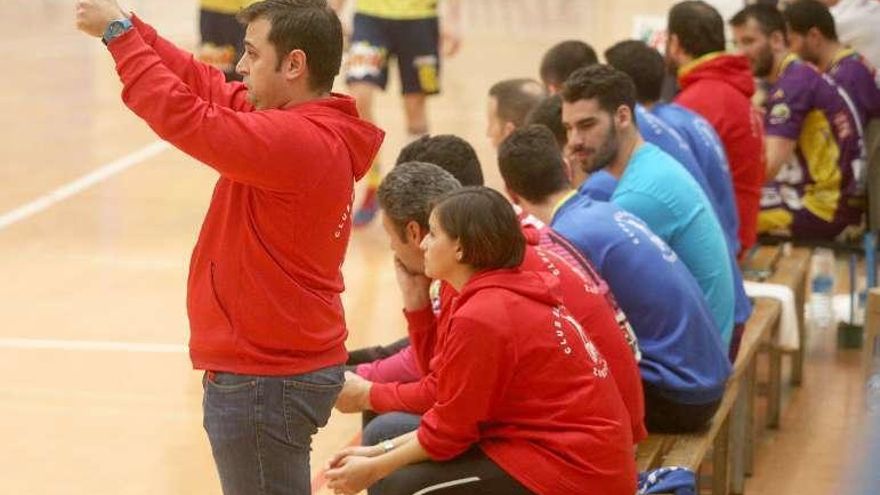 García Valiente da instrucciones a sus hombres en Artaleku.