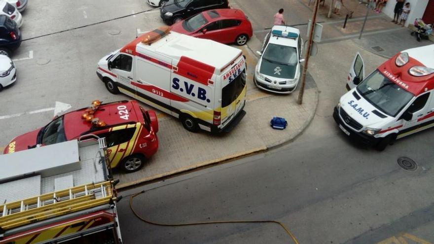 Rescatan a dos personas por un incendio en su cocina de Benicarló