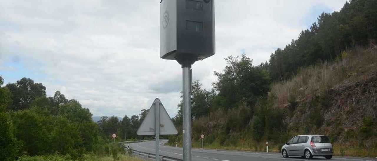 La cabina del nuevo radar de Cerponzóns es muy visible desde la carretera. // Rafa Vázquez