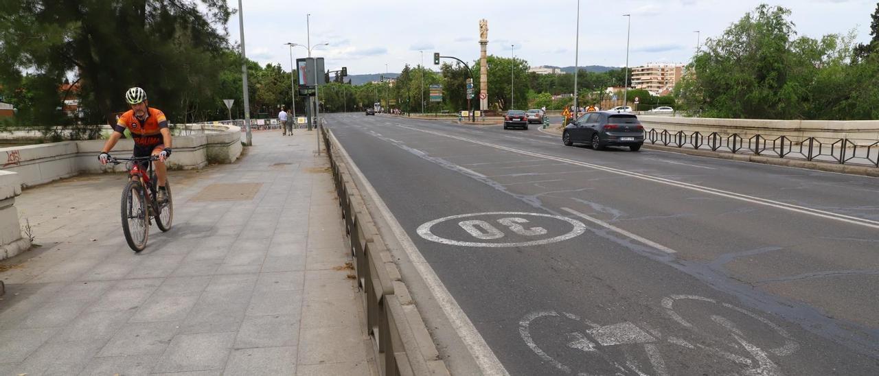 Ahora, las bicis pueden circular tanto por los carriles centrales como por los peatonales.