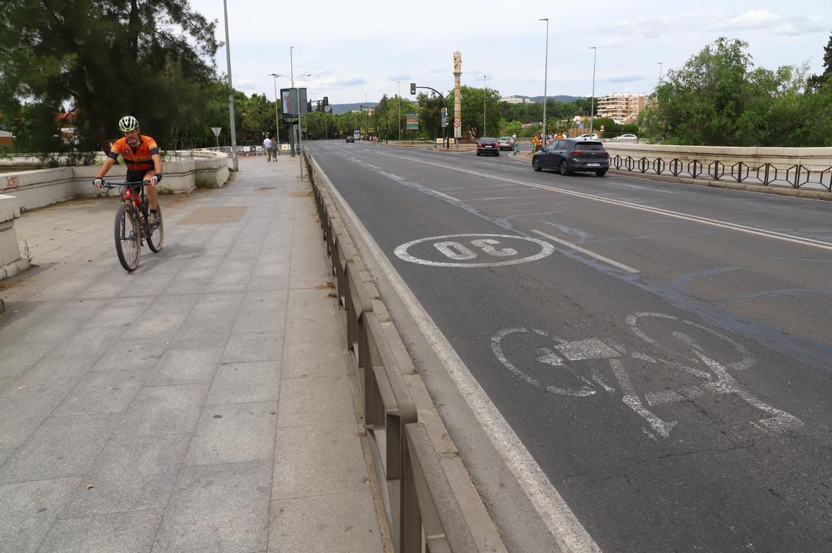 Ahora, las bicis pueden circular tanto por los carriles centrales como por los peatonales.