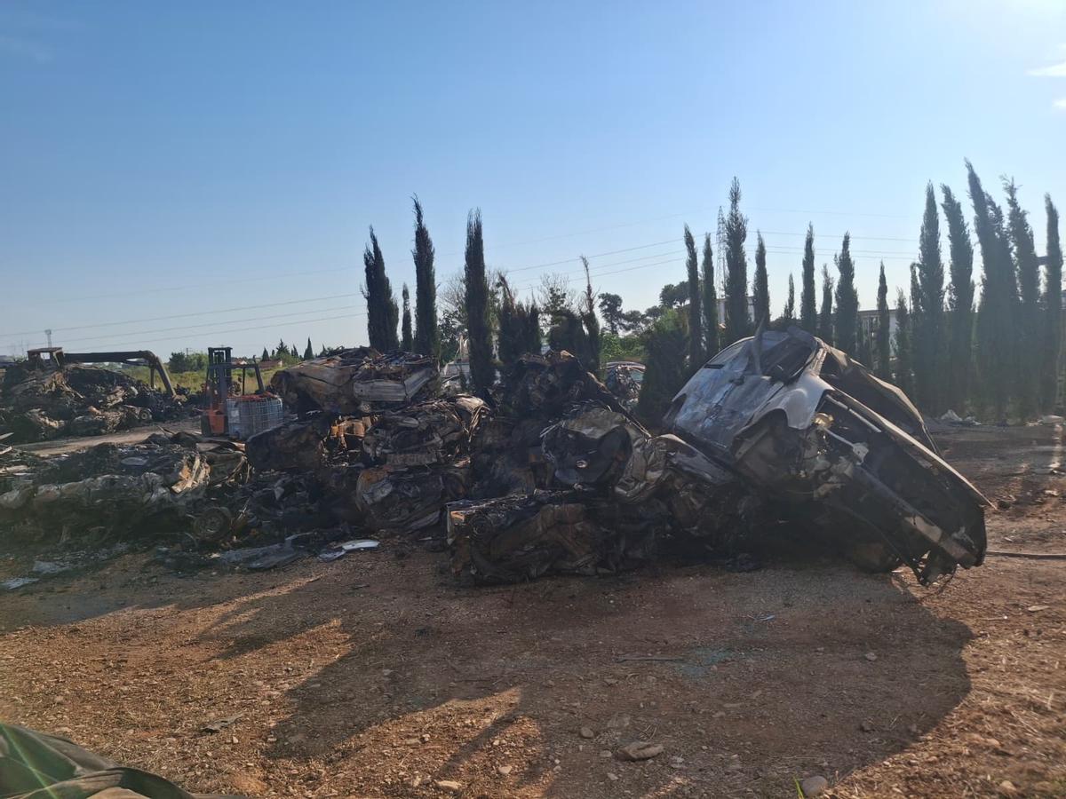 Las imágenes de la destrucción del fuego: así ha quedado la zona del desguace de El Verger devorada por el incendio