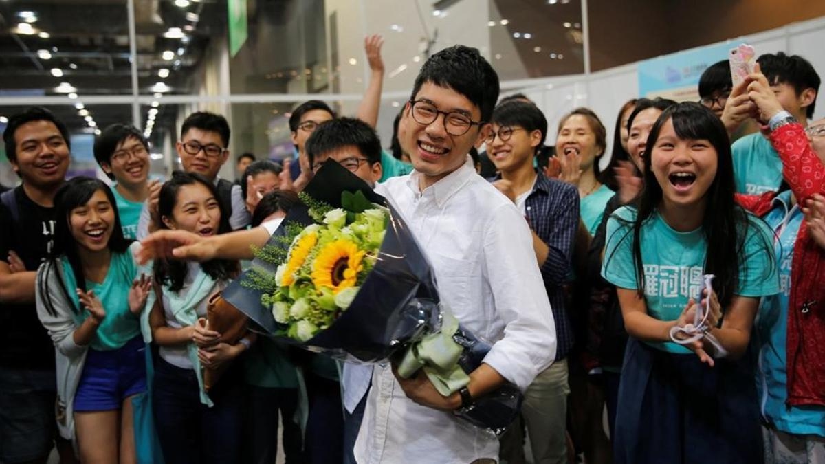 Nathan Law, uno de los líderes de la 'revolución de los paraguas' en el 2014, celebra con sus seguidores el escaño ganado en las elecciones legislativas de Hong Kong.