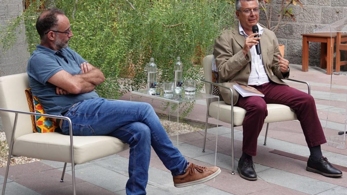 El profesor Germán Santana y el periodista José Naranjo, ayer, en la presentación del libro en Casa África.