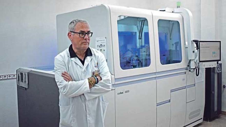 El director del banco de sangre, Enrique Girona, en las instalaciones de la fundación, en Palma.