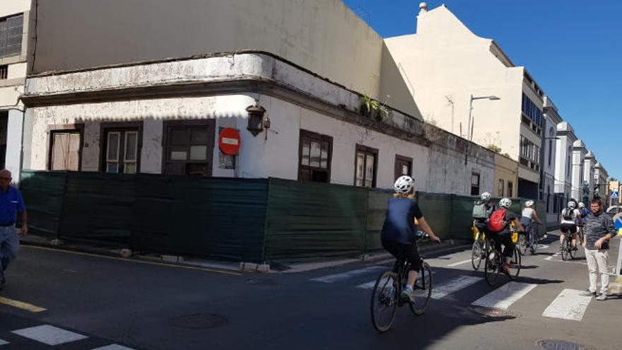 La casa terrera se encuentra en la intersección de Juan de Vera y Anchieta.