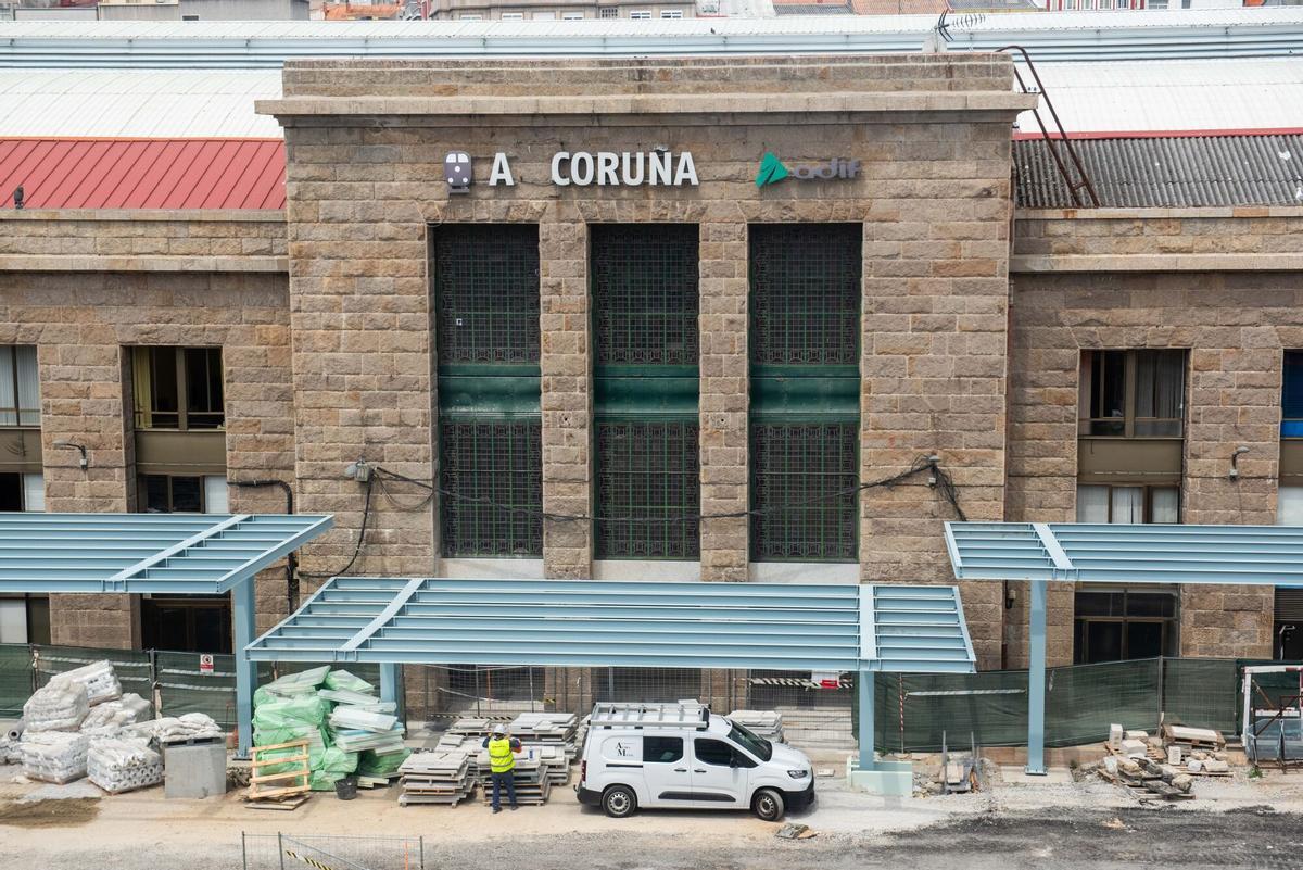 La nueva infraestructura, que cubre parte del lateral del edificio histórico, llama la atención por su color al tiempo que empieza a suscitar recelos entre los vecinos de la zona.