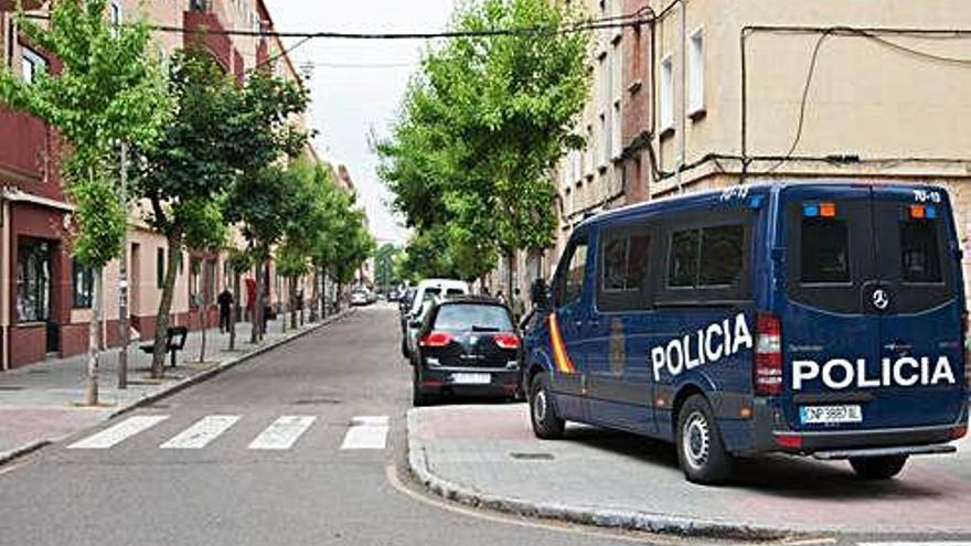 Un furgón de la Policía Nacional durante una intervención en el barrio de Los Bloques.