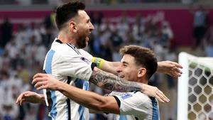 Messi, celebrando junto a Julián Álvarez en el Mundial de Catar