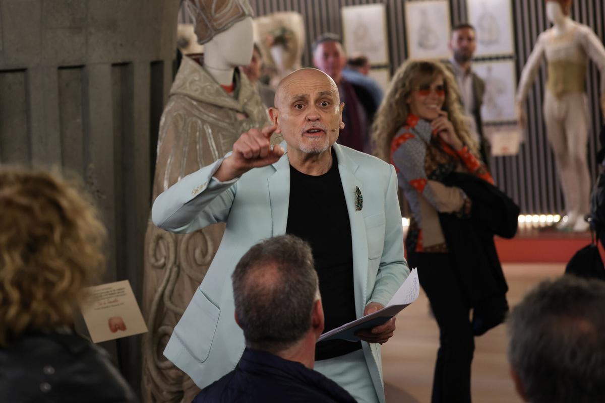 El director artístico del teatro Fernán Gómez, Juan Carlos Pérez de la Fuente, durante la presentación de la exposición Pelo de Tormenta