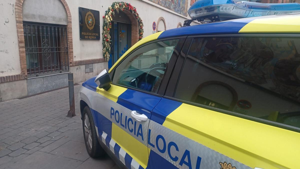Vehicles de la Policia Local davant de la seu de Berga
