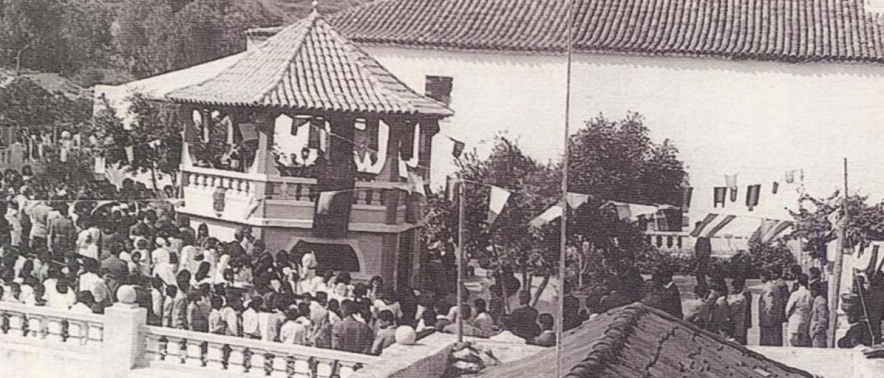 Fiesta de una primera comunión en torno al kiosco de la plaza Sarmiento y Coto en el año 1956