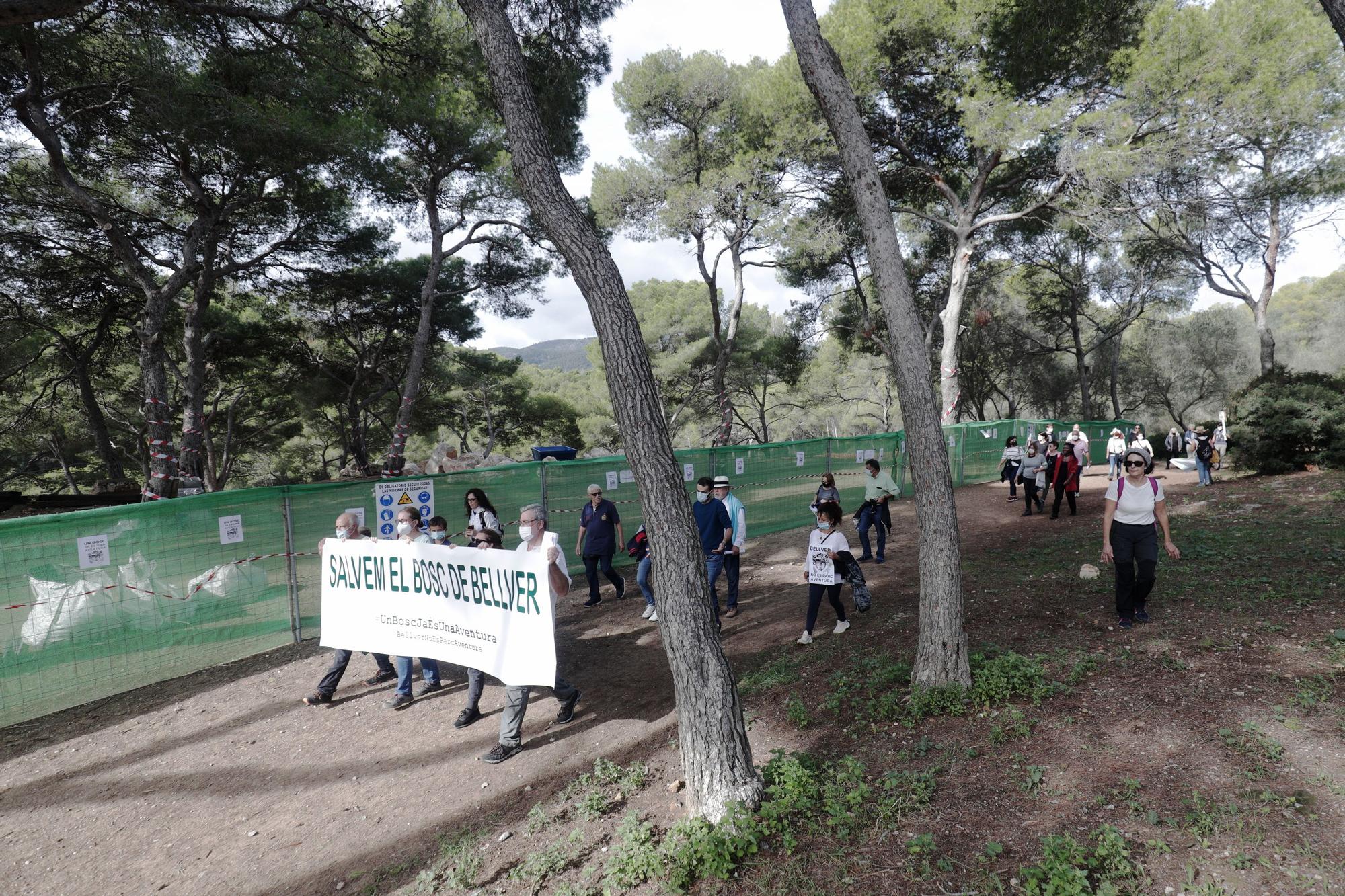 Más de 130 personas participan en la caminata contra el parque de aventuras en Bellver