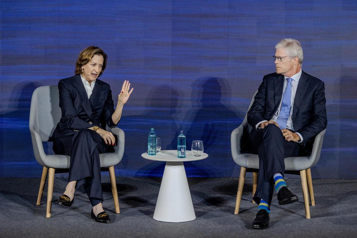 Conversación entre Anne Applebaum, periodista e historiadora, y Martí Saballs, director de Información Económica de Prensa Ibérica.