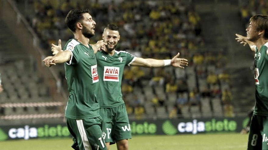 Los jugadores del Eibar celebran el segundo gol del equipo.