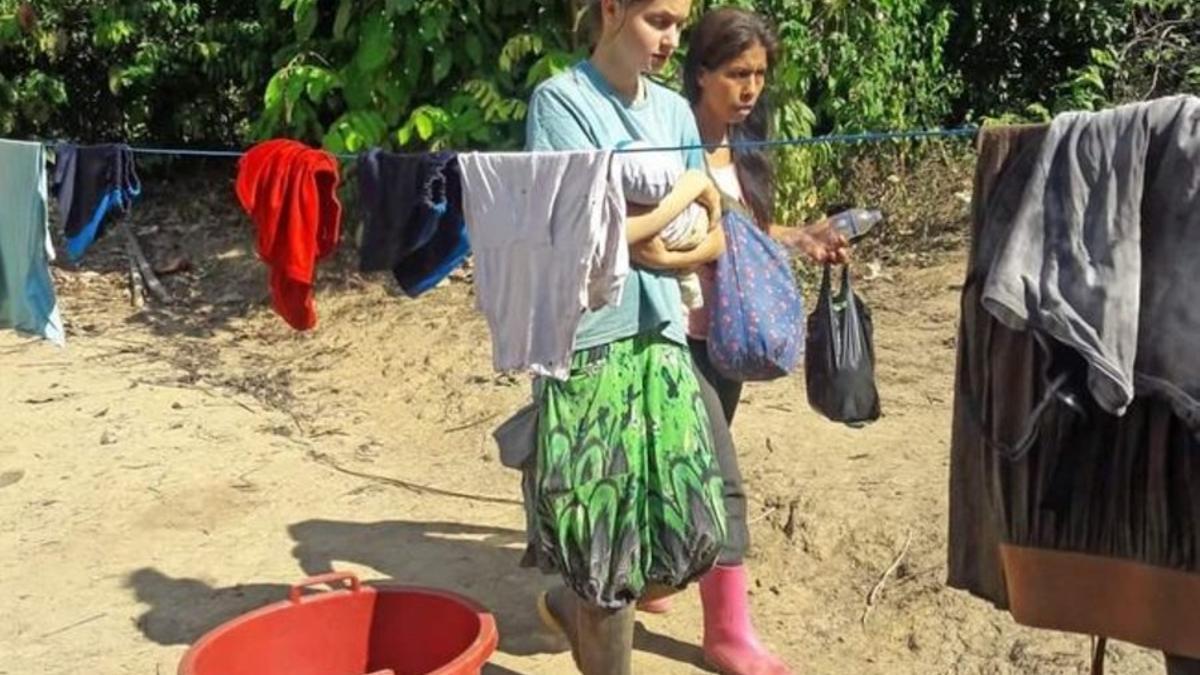 Patricia Aguilar con su bebé, en el poblado peruano donde la han rescatado.