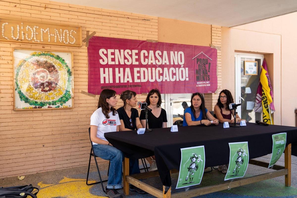 Un moment de la convocatòria  de Docents pel Dret a l'Habitatge Digne, la Unitat Sindical Educativa, les escoles Sant Ignasi i Valldaura, i el Sindicat d'Estudiants dels Països Catalans