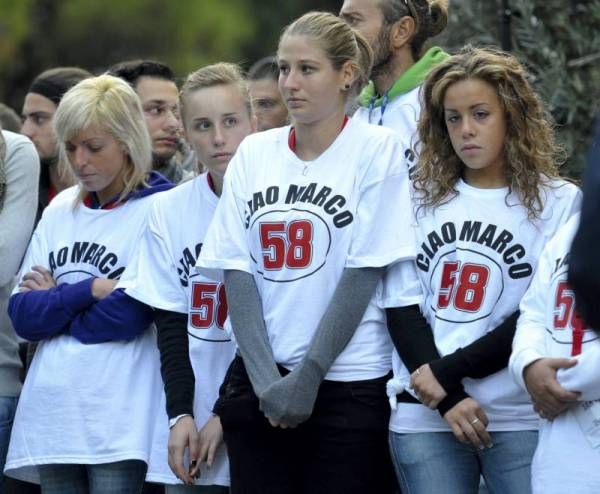 Miles de personas asisten al funeral de Marco Simoncelli