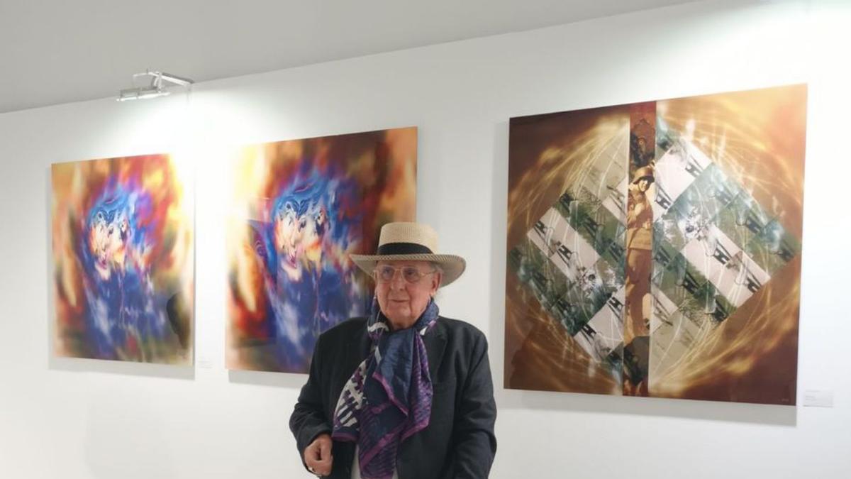 Fred Friedrich, ante algunas de sus obras.