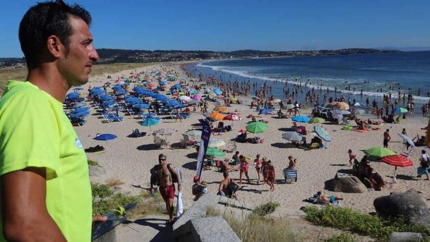 Un socorrista en la playa grovense de A Lanzada, el domingo. // Muñiz