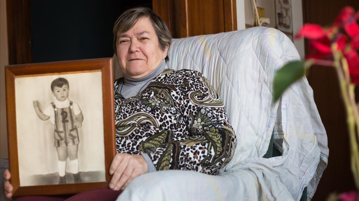 Rosa Albert, con una foto de su hijo fallecido, en su piso de Sants.