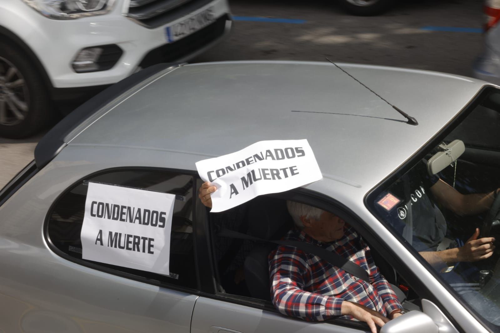 Caravana-manifestación frente a la Delegación del Gobierno para pedir una solución al "argayón" de Salas