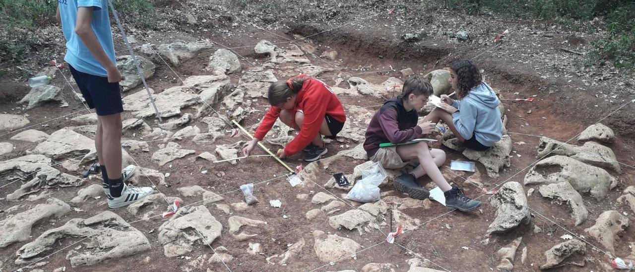 Un grup de nois i noies en plena activitat durant la seva participació en el camp de treball, el passat 26 de juliol.