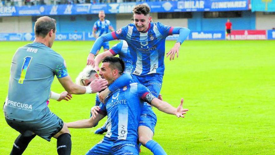 Natalio celebra su gol con Isi Ros, Alorda y Davo, ayer, en el Suárez Puerta. | Ricardo Solís