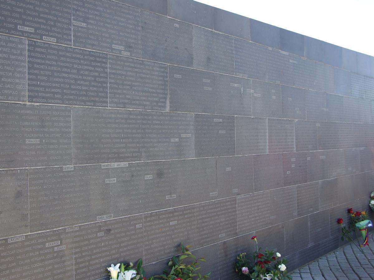 Muro en recuerdo de los represaliados en el Parque de la Memoria de Sartaguda.