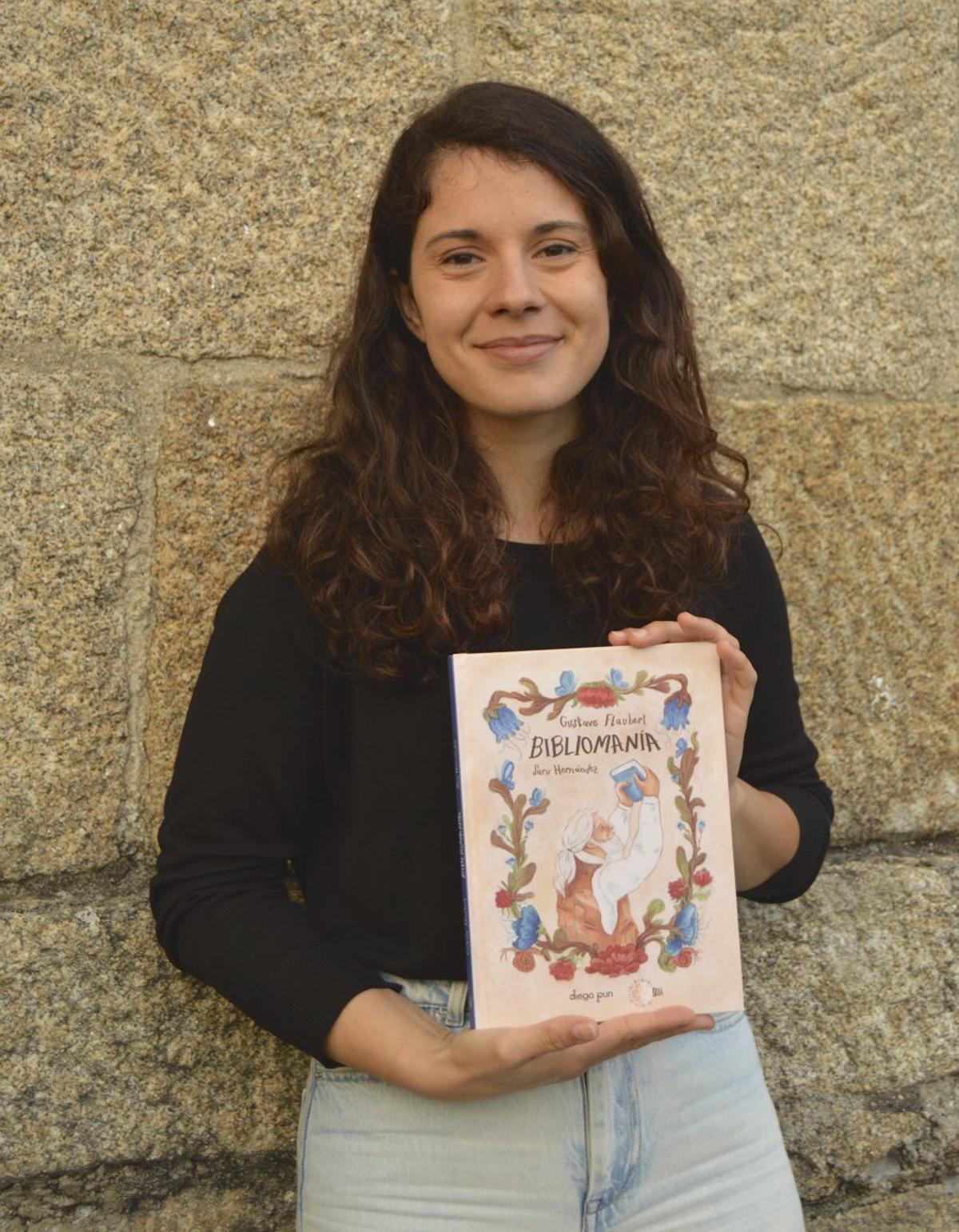 Saru Hernández posa con su nuevo libro.