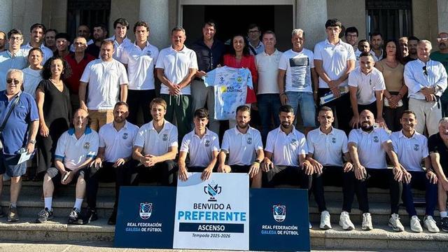 Foto de familia del club y el gobierno local tras la recepción de ayer.