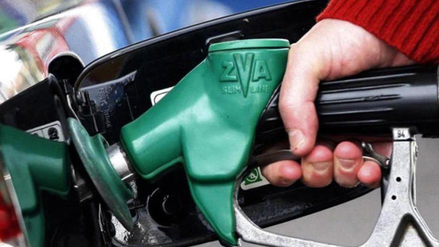 La gasolina registra los precios más bajos de todo el año en Canarias