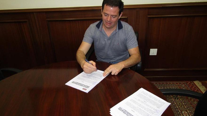 El alcalde tabarés firma el convenio.