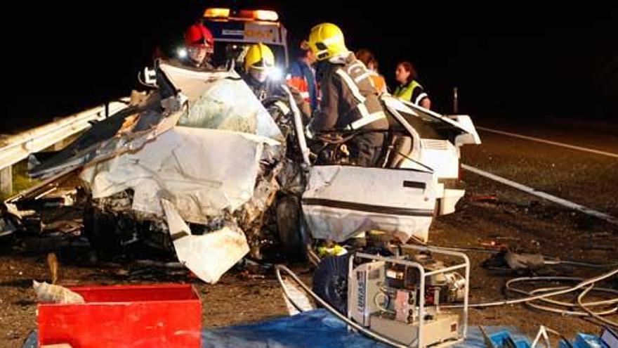 Momento de la intervención de los servicios de emergencia en el accidente en O Corgo. // J.Vázquez/El_Progreso